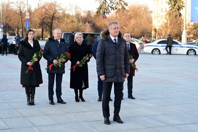 Глава Башкирии возложил венок к монументу Победы в Минске