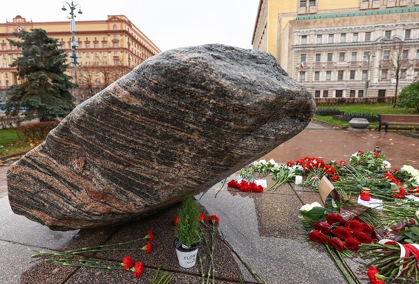 В Кремле не стали комментировать предложение о переносе Соловецкого камня в Москве