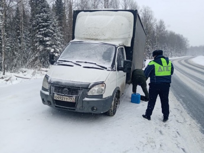 Кузбасские автоинспекторы оказали помощь автомобилисту