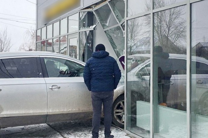 Иномарка въехала в пункт выдачи заказов маркетплейса в российском городе