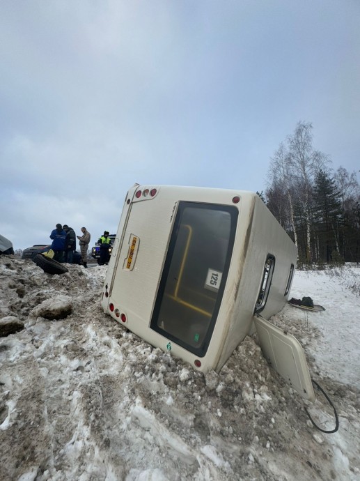 Рейсовый автобус с пассажирами перевернулся под Костромой