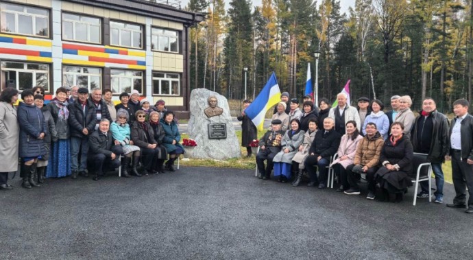 В школе Бурятии установлен барельеф первому директору