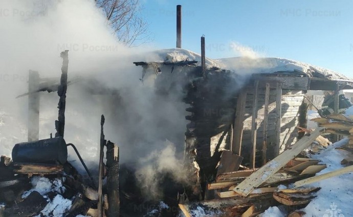 В селе Макаровского района загорелась баня