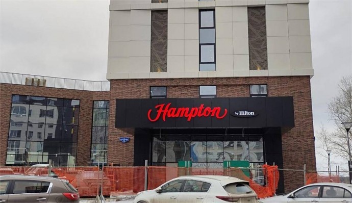 ​На здании гостиничного комплекса по ул. Окулова, 14 появилась вывеска Hampton by Hilton