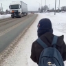 В Осинцах детям приходится ходить по обочине оживленной трассы, чтобы уехать в школу