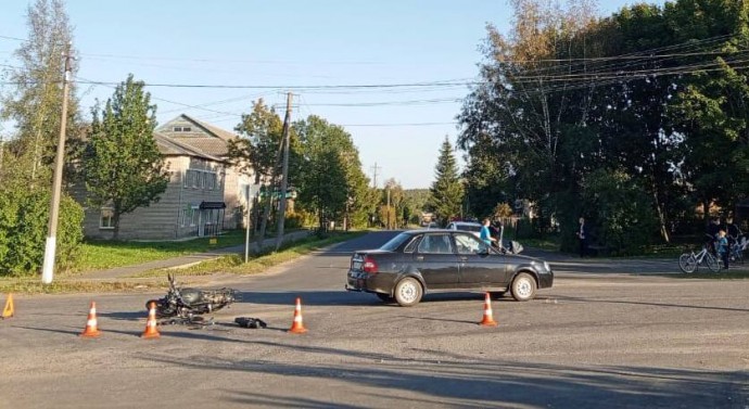 В Новгородской области 15-летний мотоциклист врезался в ВАЗ и сломал руку