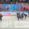 Хоккеист "Металлурга" покинул лёд на носилках