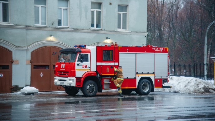 В Уманском переулке загорелся ангар