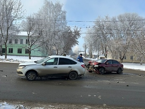 В Саранске водитель "Фольксвагена" не пропустила "Гранту" на перекрестке, двое пострадавших