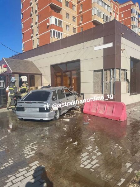 В Астрахани легковушка протаранила кафе