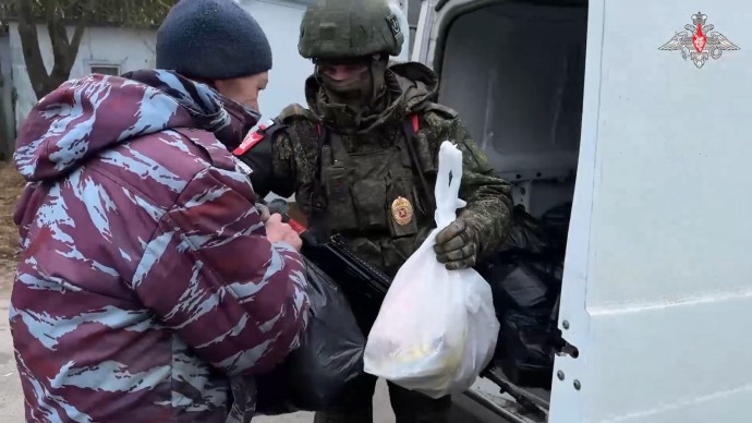 В приграничном районе Курской области сотрудники военной полиции доставляют гумпомощь гражданскому населению