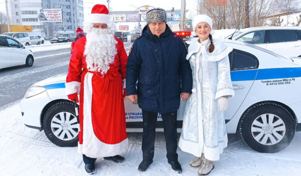 В Улан-Удэ автомобилистов поздравили Дед Мороз и Снегурочка