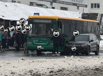 На улице 8 Марта в Пензе попал в аварию пассажирский автобус