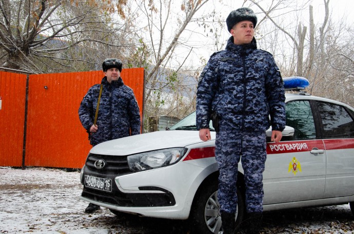 В Пензе задержали пьяного вандала, ломавшего чужое авто