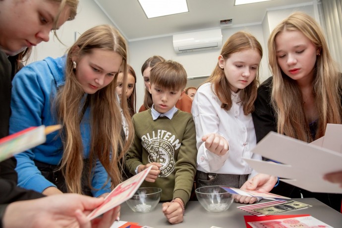 Пятеро из десяти победителей федерального конкурса стикеров #ВместеСФорой стали школьники из Ярославского региона