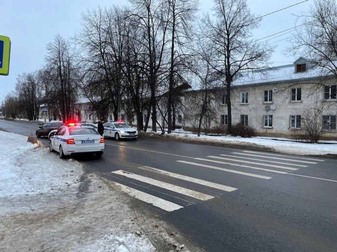 Юный водитель сбил женщину с двумя маленькими детьми на переходе в Костроме