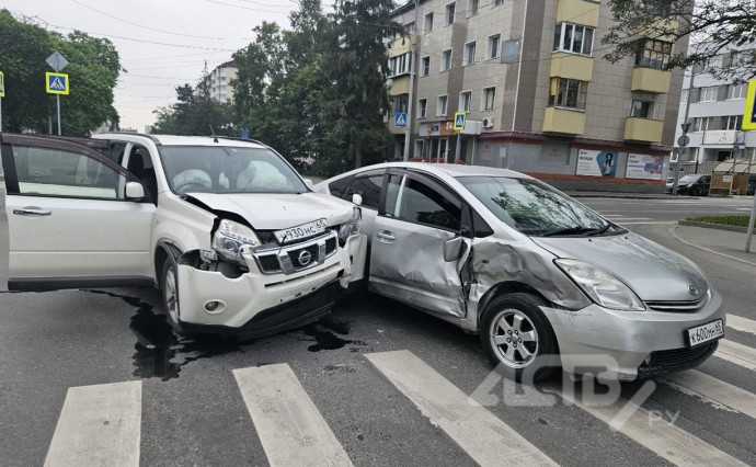 Очевидцев столкновения Nissan X-Trail и Toyota Prius ищут в Южно-Сахалинске