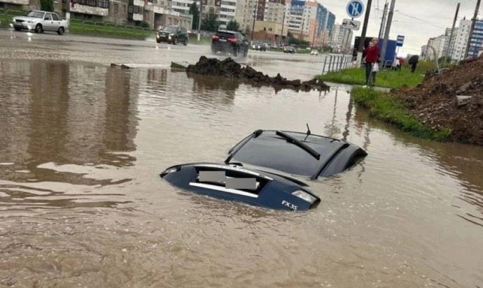 В Магнитогорске автомобиль утонул в затопленной яме