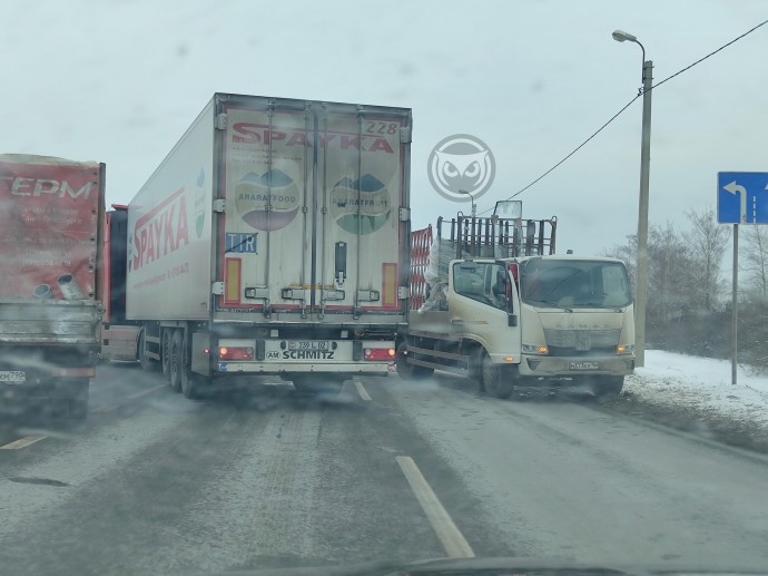 Большая авария на трассе М5 в Пензе: столкнулись несколько фур