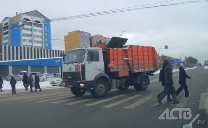 "Собрал комбо": водитель большегруза наплевал на ПДД в центре Южно-Сахалинска