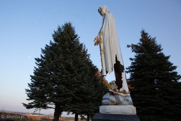 «Остались только голова и сердце» — в Польше неизвестный изуродовал статую Богоматери