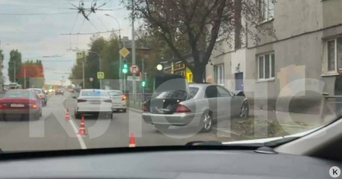 В Калининграде на Киевской машина врезалась в ограждение