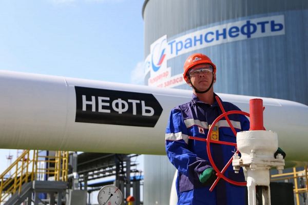 Президент продлил запрет на поставку нефти недружественным странам по потолку цены