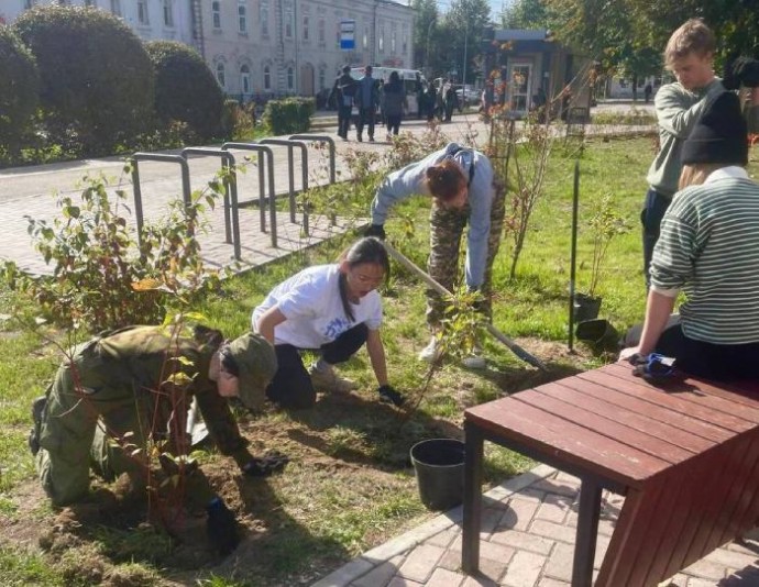 Студенты колледжа технологий и лесопользования помогают озеленнять Улан-Удэ