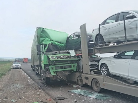 В Саранске грузовик "Вольво" столкнулся с "Маздой" и врезался в автовоз, водитель погиб