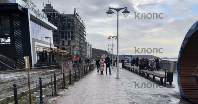 «Отправились к морю, жаль, не взяли коньки»: снег в Светлогорске превратился в корку льда