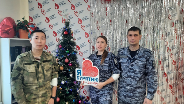 В Улан-Удэ росгвардейцы сдали донорскую кровь