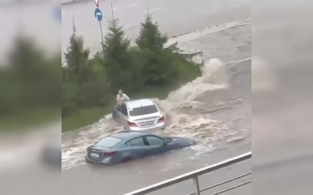 Несколько улиц Уфы затопило во время мощного ливня с грозой