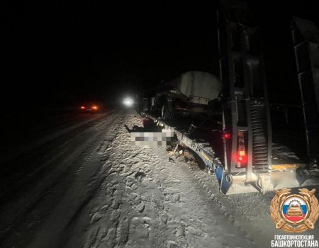 В Башкирии водитель наехал на двух человек и на КамАЗ, один пешеход скончался