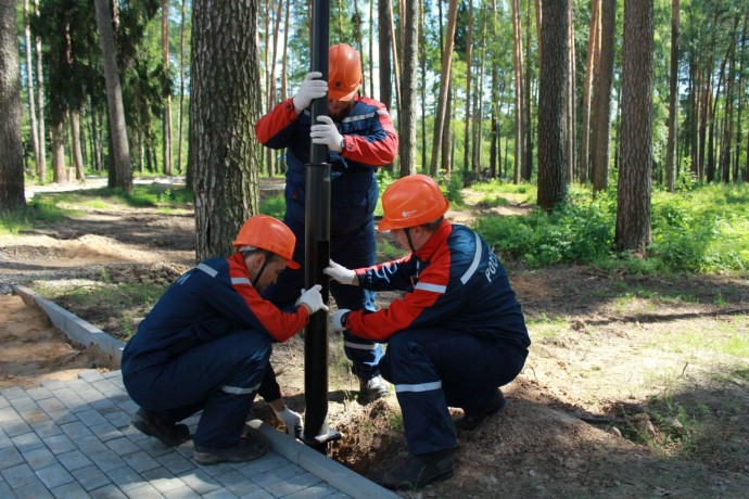 Энергетики смонтировали наружное освещение парка в Костромской области