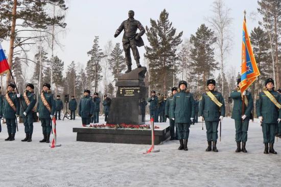 Памятник Герою России Евгению Зиничеву открыли в Тулуне