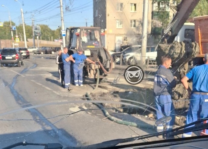 В поисках сокровищ. В Пензе перекопали дорогу на улице Карпинского