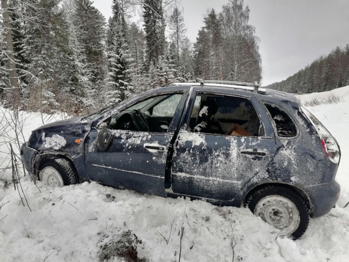 В Кировской области опрокинулись два автомобиля