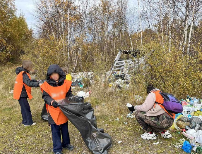 В районе Бурятии дети убрали берег Байкала