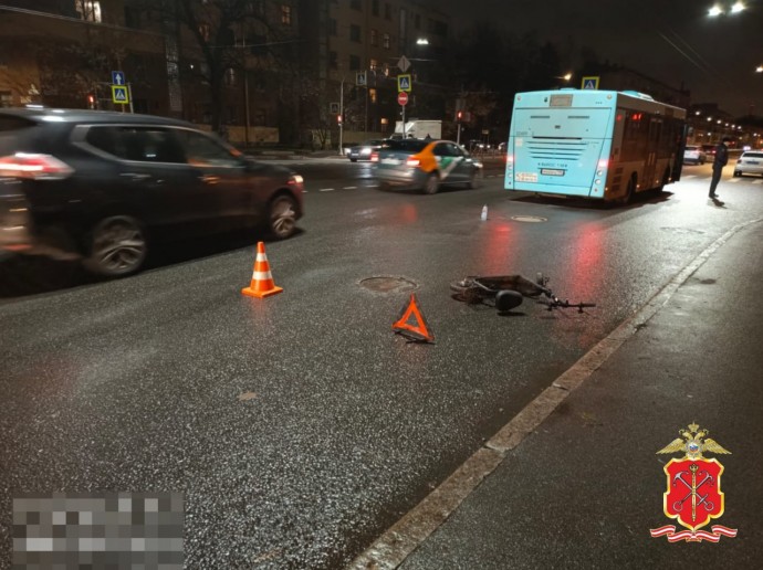 В Петербурге автобус сбил пожилого самокатчика, ехавшего на «красный»