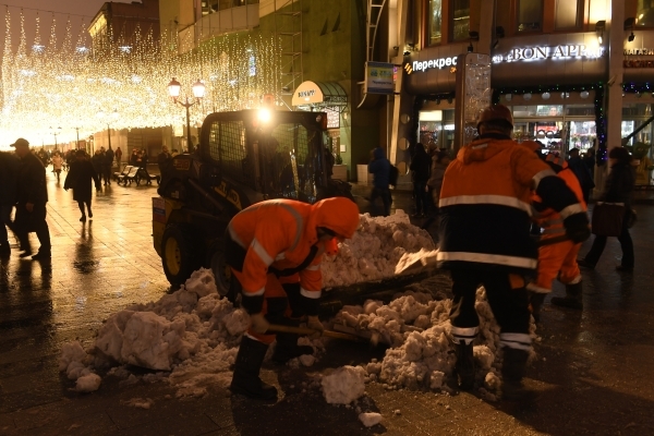 Столичные коммунальщики приступили к очистке улиц от снега