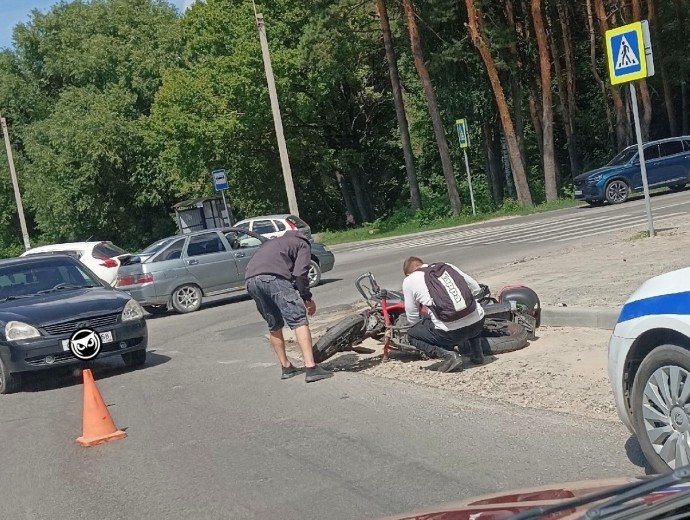 У Новозападного кладбища Пензы случилась авария с мотоциклистом