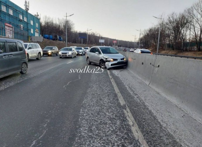 Горе-водитель во Владивостоке устроил ДТП и скрылся вместе с номерами от авто