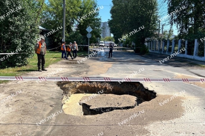 Появились фотографии с места серьезной аварии в Твери: улицу залило кипятком