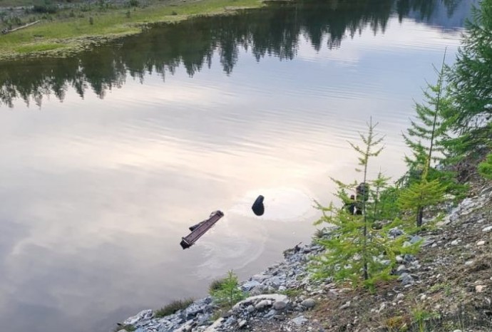 В Бурятии водитель грузовика погиб, упав в реку