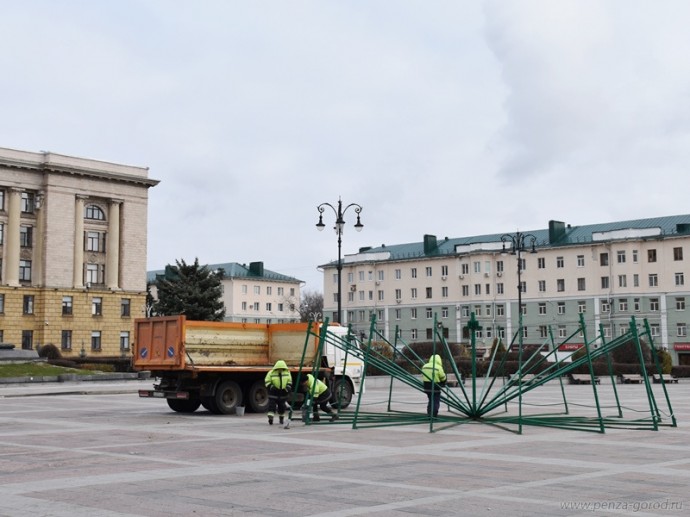 На площади Ленина в Пензе приступили к монтажу главной елки города