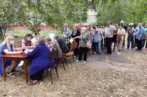 Жители освобожденного Нью-Йорка в ДНР начали получать российские паспорта