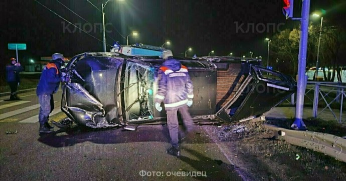 Сидели на дороге у разбитого авто: ночью под Калининградом перевернулся внедорожник