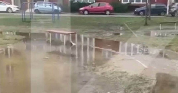 Море во дворе и песочницы без песка: на Левитана в Калининграде лужи разливаются по разбитой детской площадке (видео)