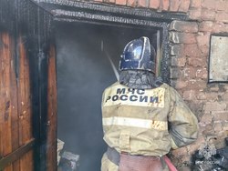 Пожар в гаражах. Горожанин получил ожоги, повреждены 4 машины