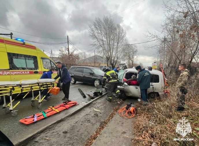 В Новосибирске после ДТП женщина и мужчина оказались зажаты в автомобиле